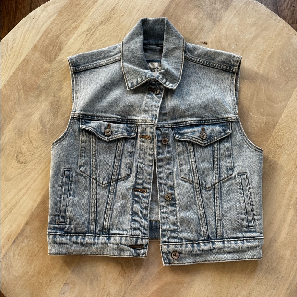 Abercrombie & Fitch light wash denim vest NWOT - Picture 1 of 3